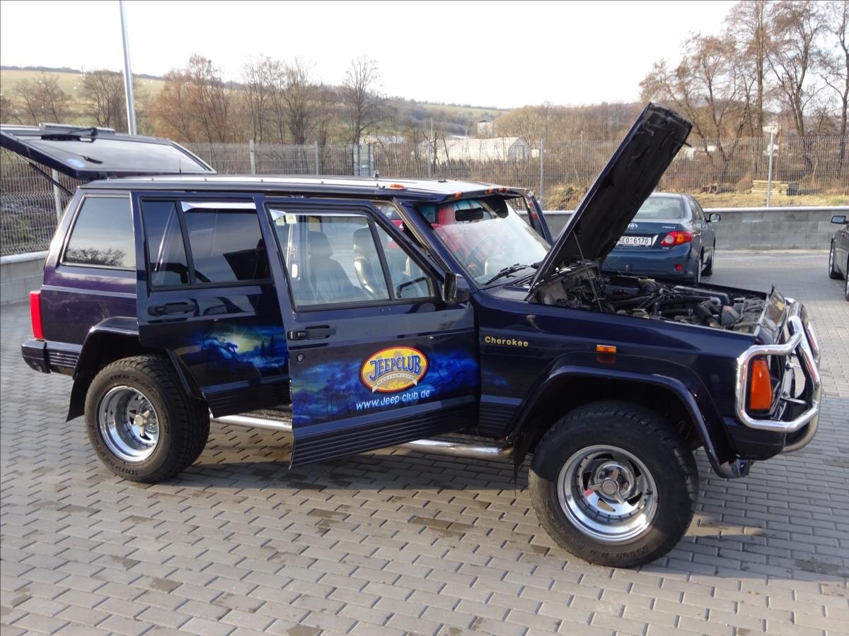 Jeep Cherokee SUV / Terénní 4,0 l 136 kw