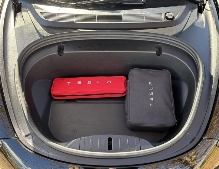 Tesla Model 3 Sedan / Limuzína 0,0 239 kw