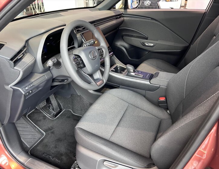 Lexus LBX SUV / Terénní 1,5 l 100 kw