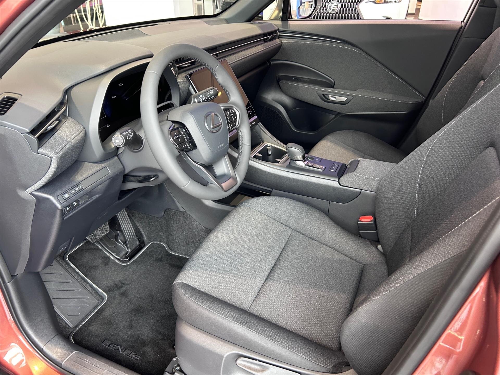 Lexus LBX SUV / Terénní 1,5 l 100 kw