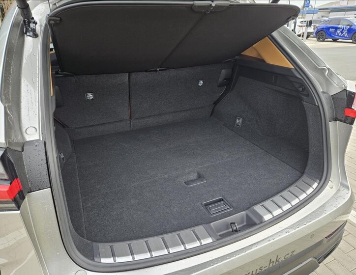 Lexus NX 350h SUV / Terénní 2,5 l 147 kw