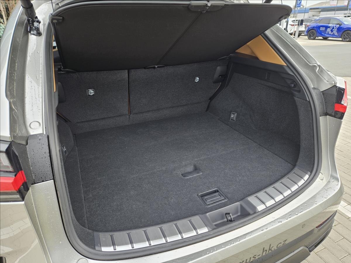 Lexus NX 350h SUV / Terénní 2,5 l 147 kw
