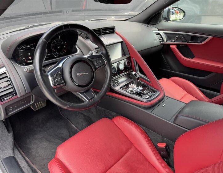 Jaguar F-Type Kupé 2,0 l 221 kw