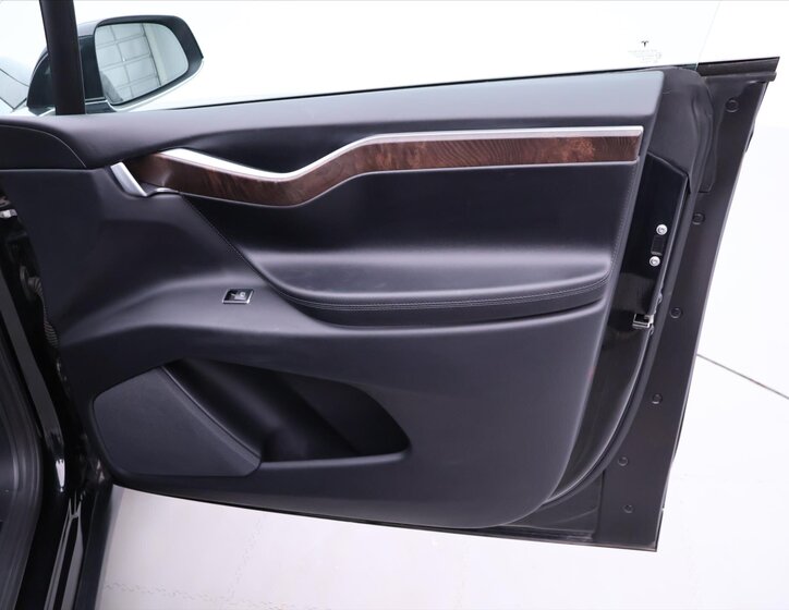 Tesla Model X 14