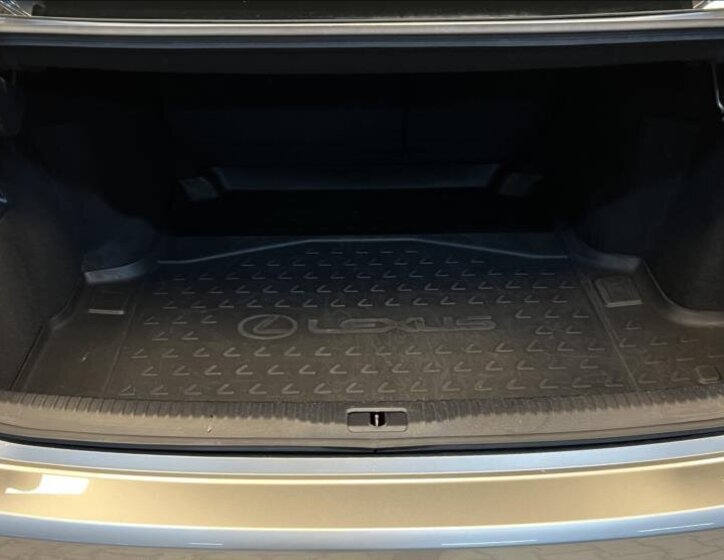 Lexus IS 300h Sedan / Limuzína 2,5 l 164 kw