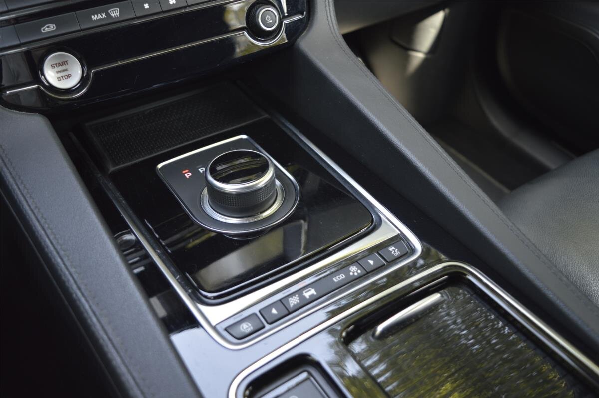 Jaguar F-Pace SUV / Terénní 2,0 l 132 kw