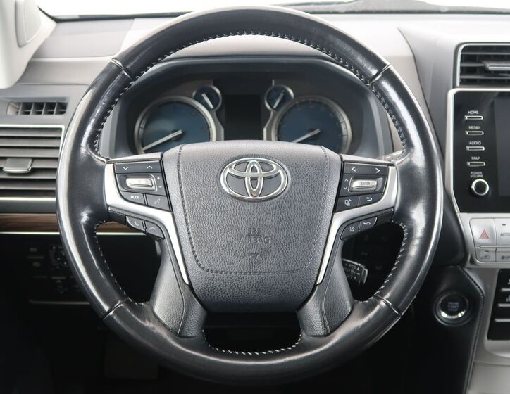 Toyota Land Cruiser 16