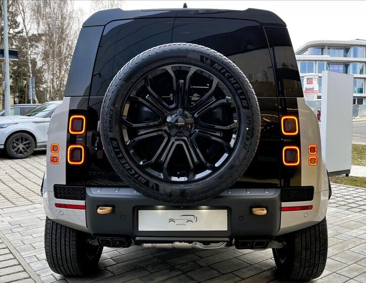 Land Rover Defender SUV 4,4 l 467 kw