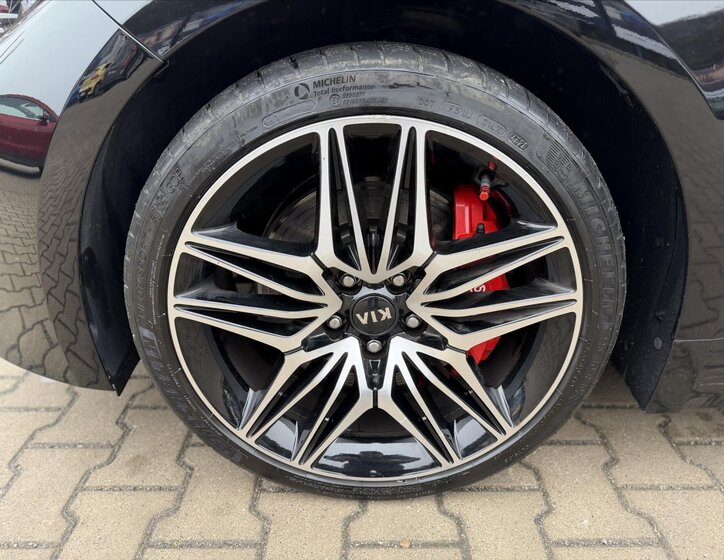 KIA Stinger Hatchback 3,3 l 269 kw