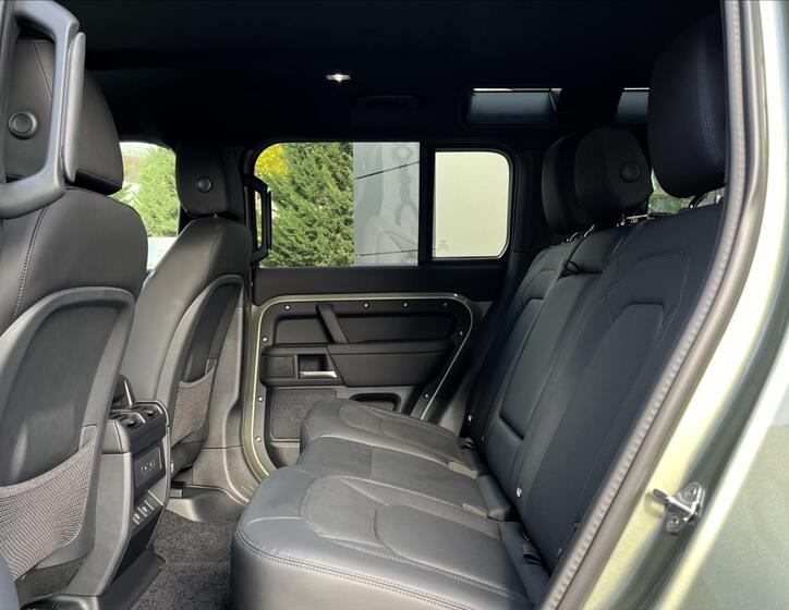 Land Rover Defender 32