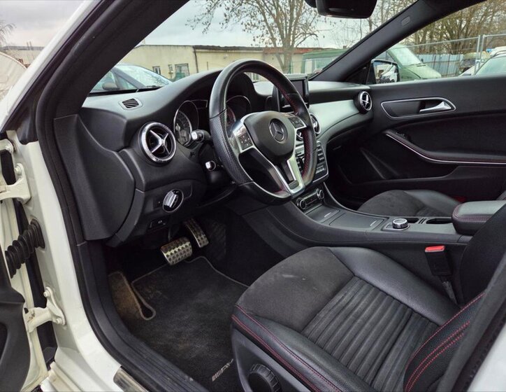 Mercedes-Benz CLA Sedan 1,8 l 100 kw