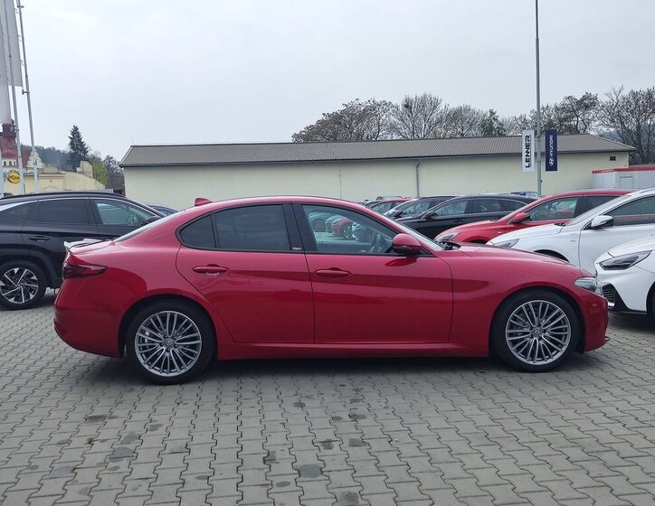 Alfa Romeo Giulia Sedan / Limuzína 2,1 l 110 kw
