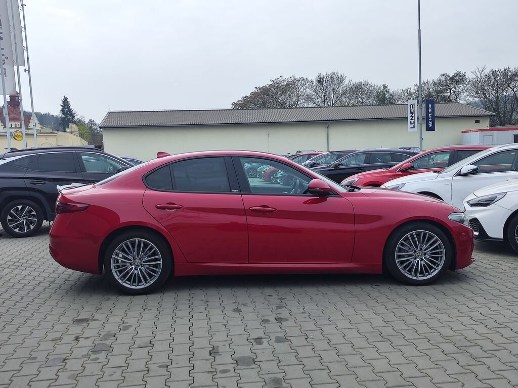 Alfa Romeo Giulia Sedan / Limuzína 2,1 l 110 kw