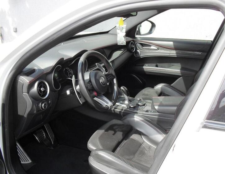 Alfa Romeo Stelvio 12