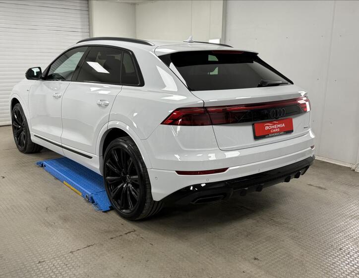 Audi Q8 4