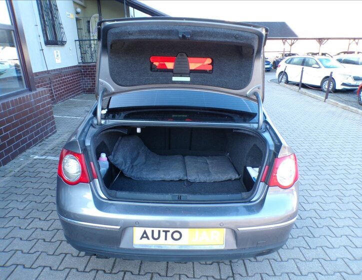 Volkswagen Passat Sedan / Limuzína 2,0 l 103 kw