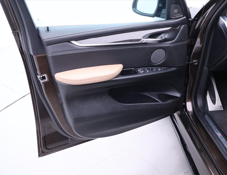 BMW X5 SUV / Terénní 4,4 l 423 kw