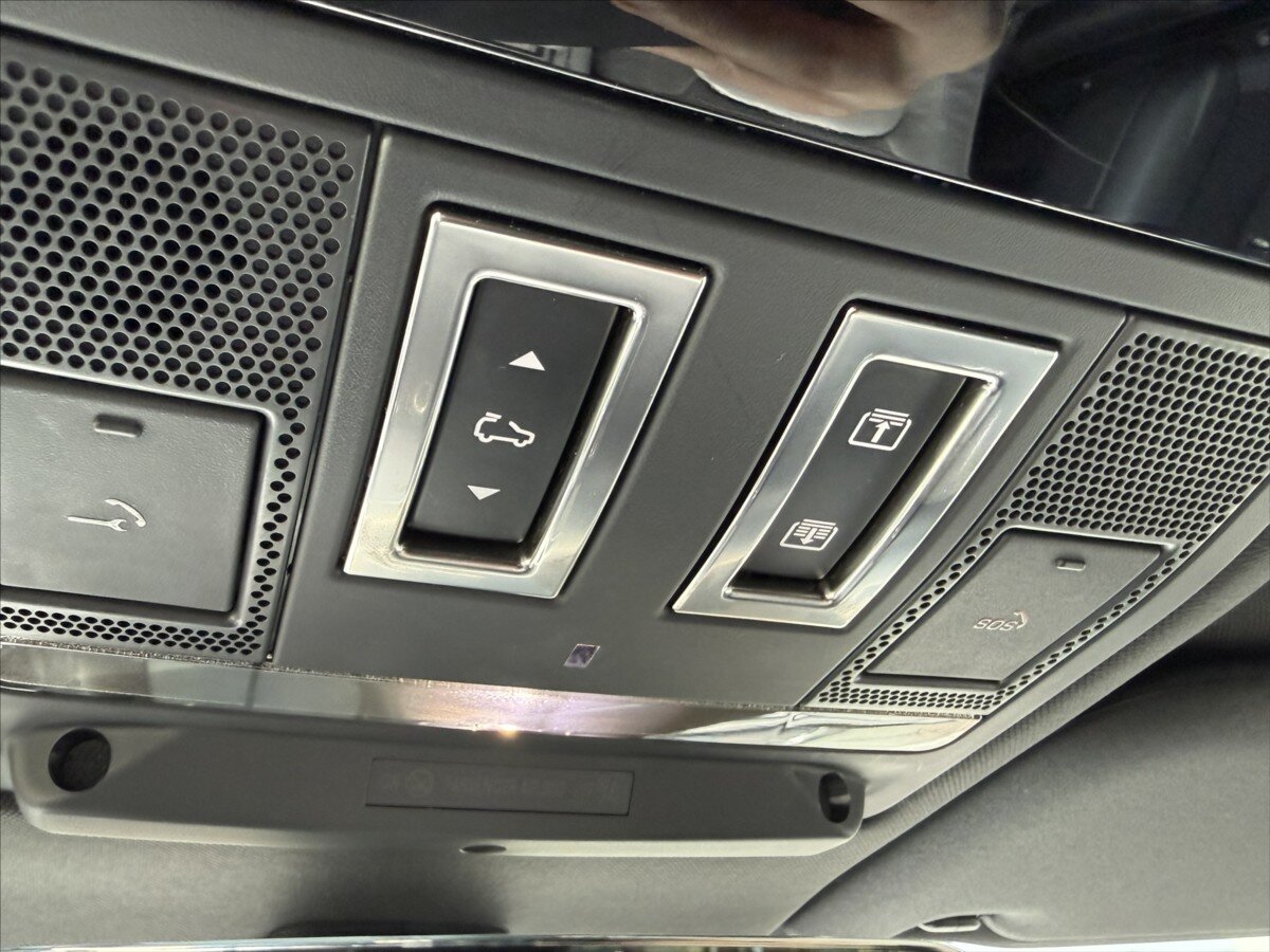 Land Rover Defender SUV / Terénní 3,0 l 221 kw