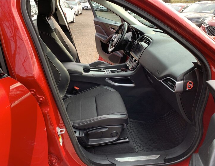 Jaguar F-Pace SUV / Terénní 2,0 l 132 kw