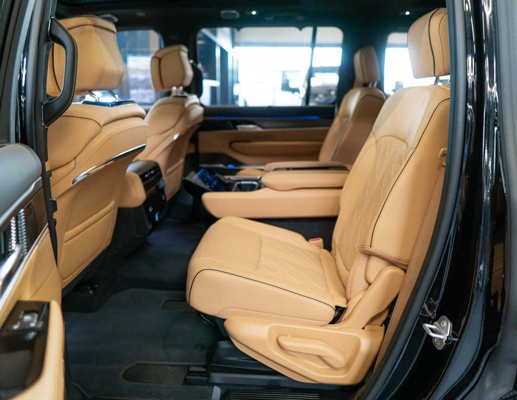 Jeep Grand Wagoneer 41