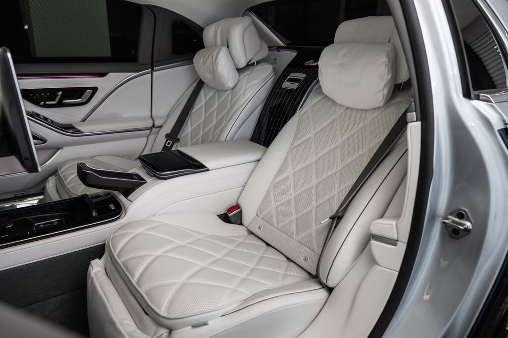 Mercedes-Benz Ostatní Sedan / Limuzína 6,0 l 450 kw