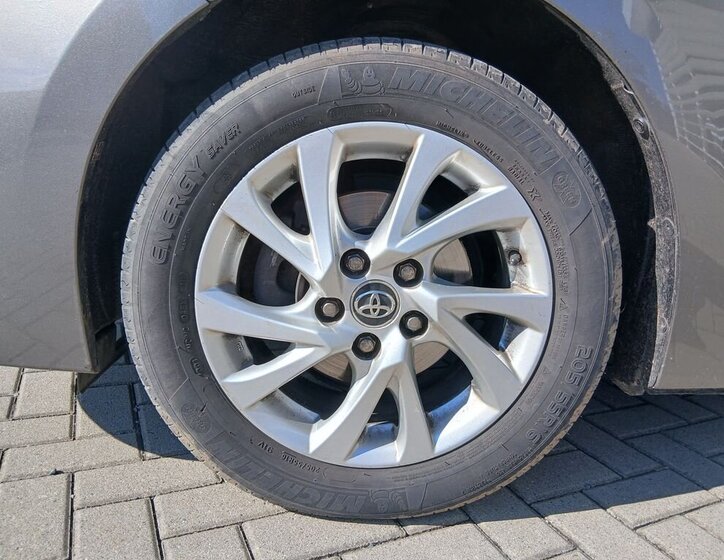 Toyota Corolla Sedan / Limuzína 1,6 l 97 kw