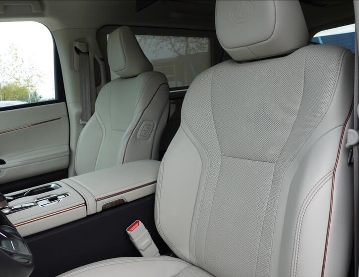 Lexus LM 350h 37