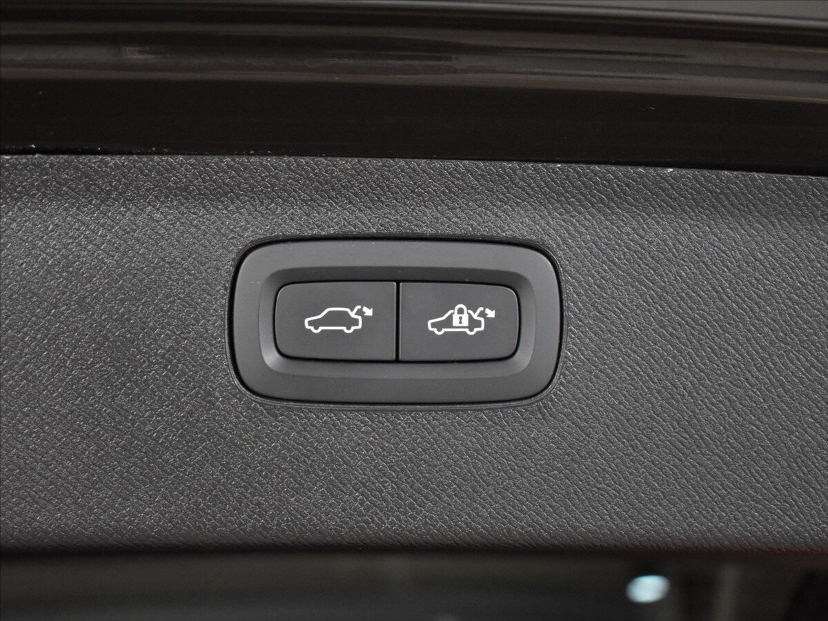 Volvo XC90 SUV / Terénní 2,0 l 228 kw