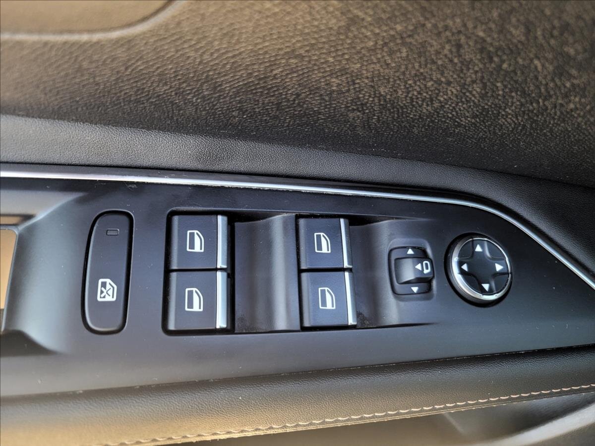 Peugeot 3008 SUV 1,6 l 133 kw