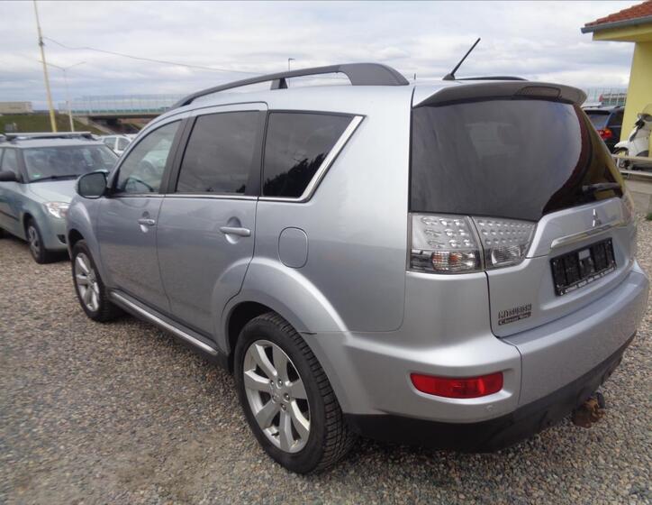 Mitsubishi Outlander 4