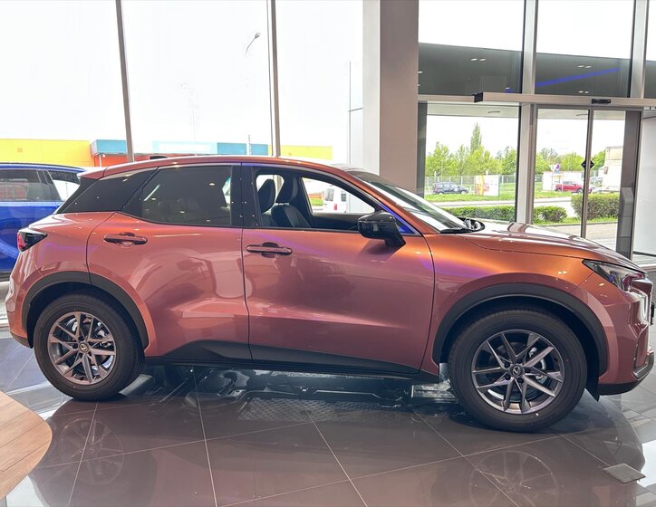 Lexus LBX SUV / Terénní 1,5 l 100 kw