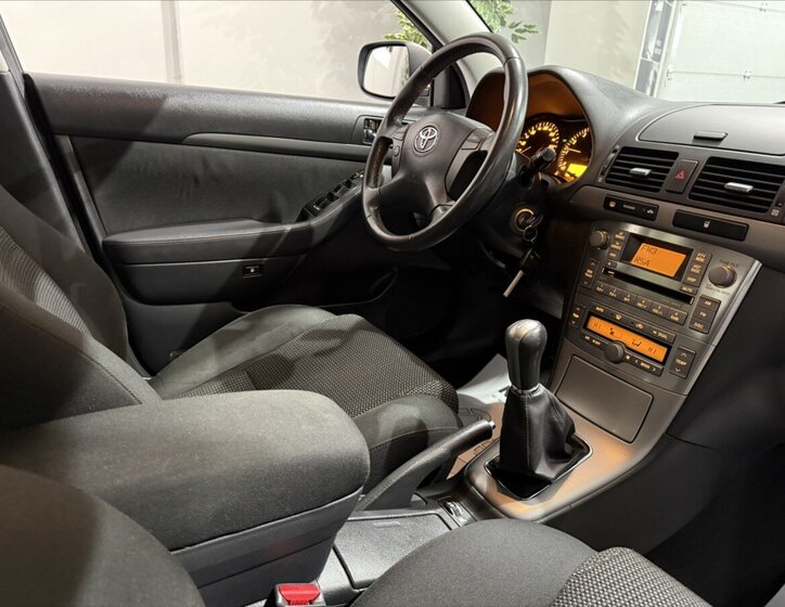 Toyota Avensis Liftback 1,8 l 95 kw