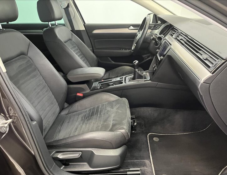 Volkswagen Passat 25