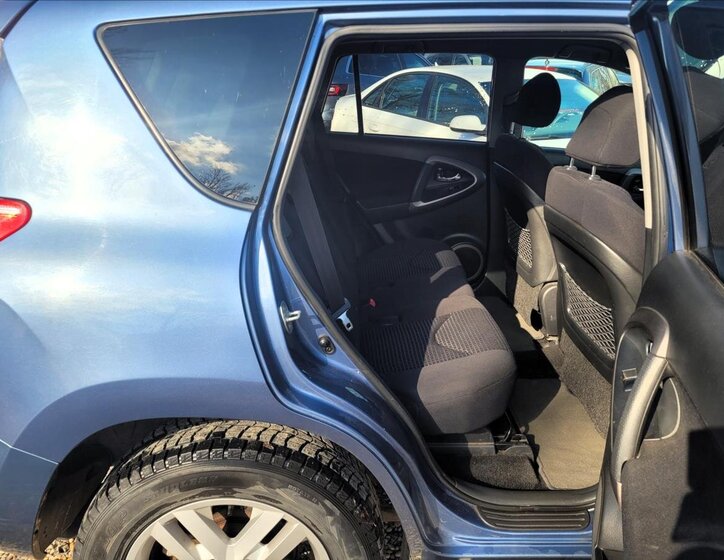 Toyota RAV4 SUV / Terénní 2,2 l 100 kw