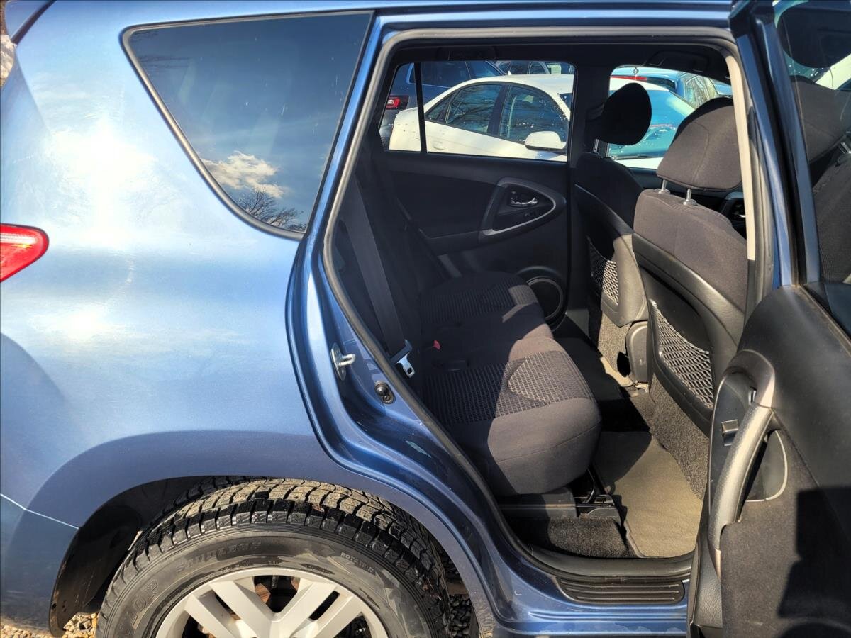 Toyota RAV4 SUV / Terénní 2,2 l 100 kw