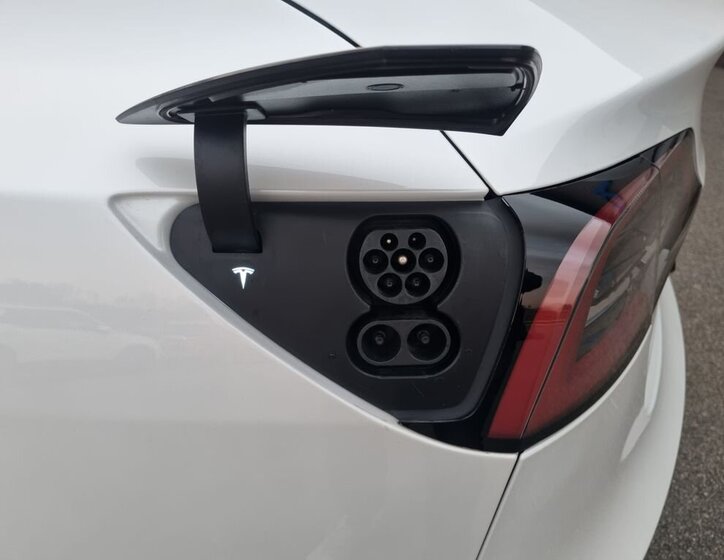 Tesla Model 3 Sedan / Limuzína 0,0 355 kw