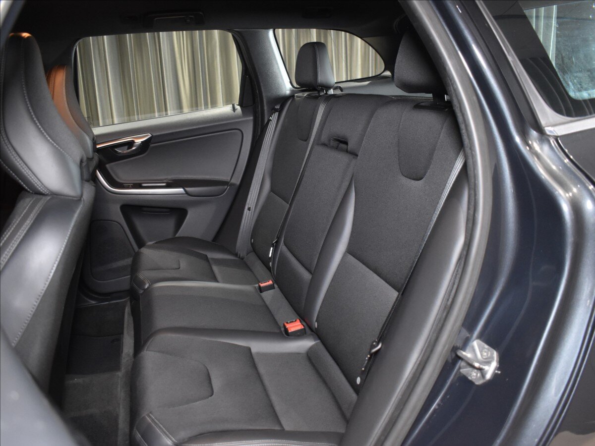 Volvo XC60 SUV / Terénní 2,0 l 100 kw