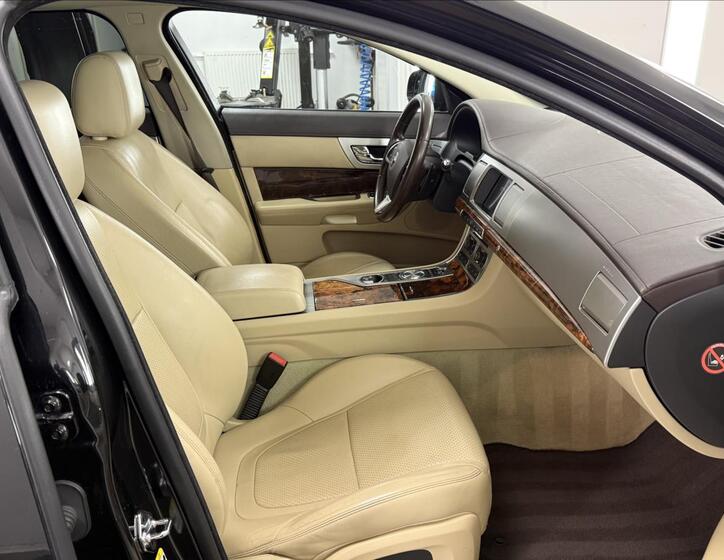 Jaguar XF 11