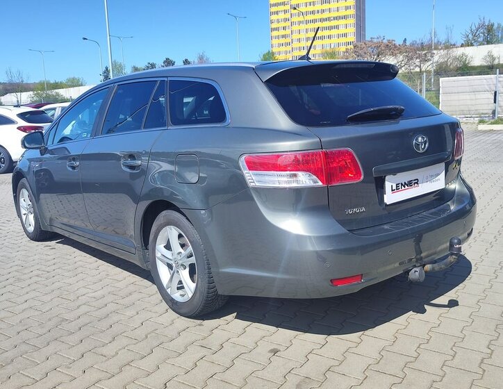 Toyota Avensis Kombi 2,0 l 93 kw