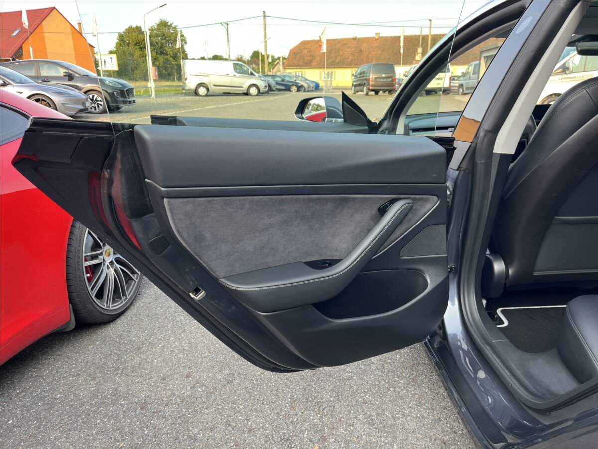 Tesla Model 3 Ostatní 0,0 239 kw