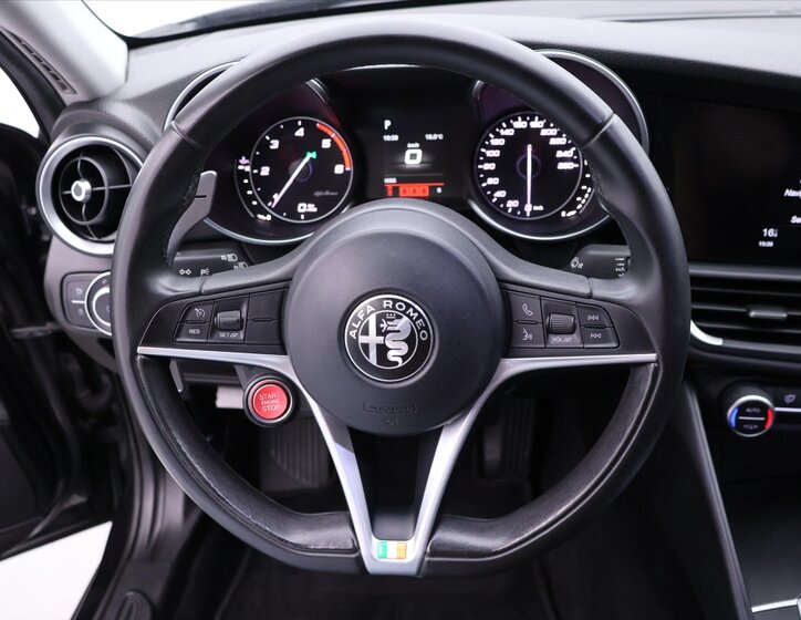 Alfa Romeo Giulia Sedan / Limuzína 2,1 l 110 kw