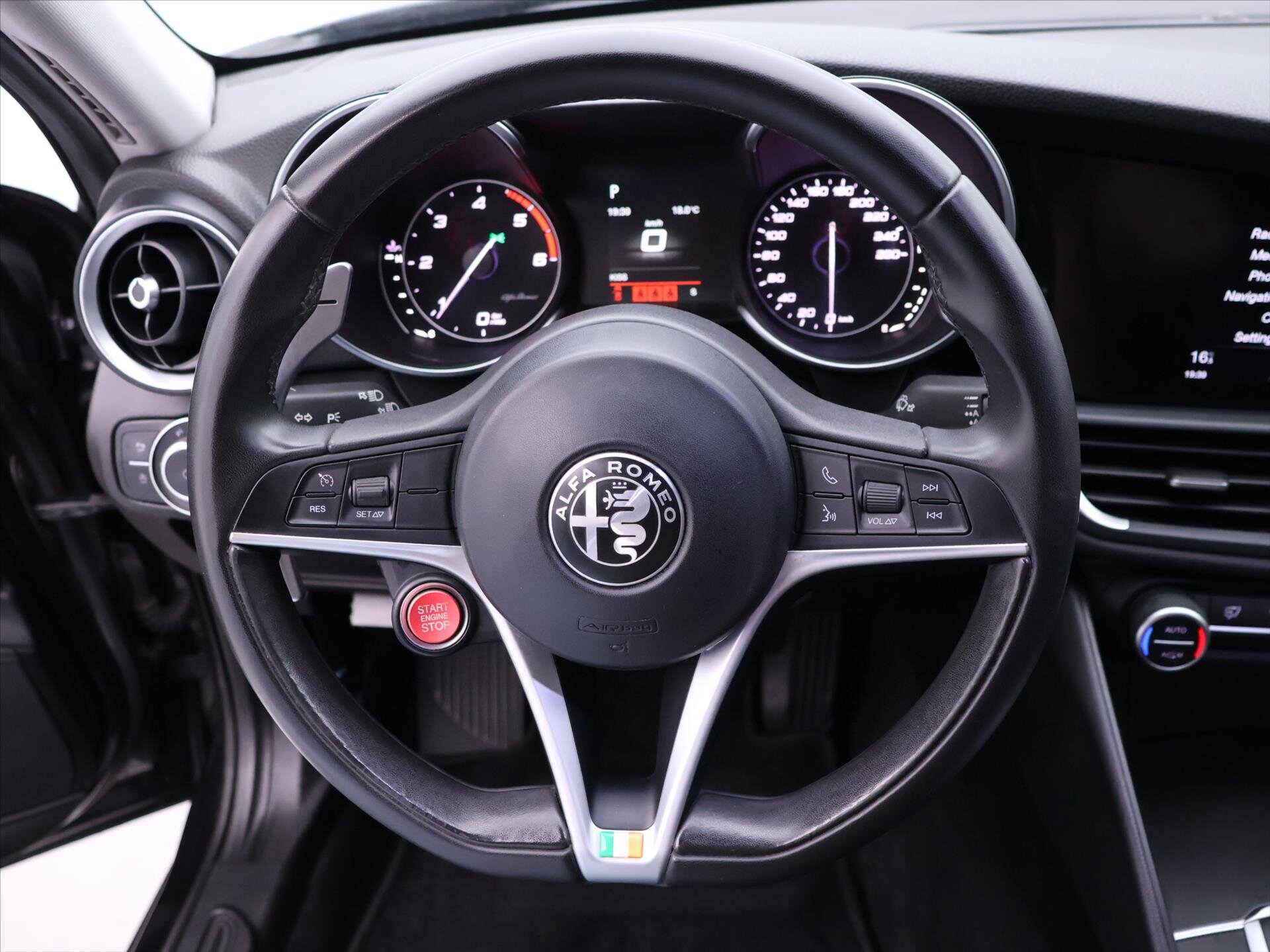 Alfa Romeo Giulia Sedan / Limuzína 2,1 l 110 kw