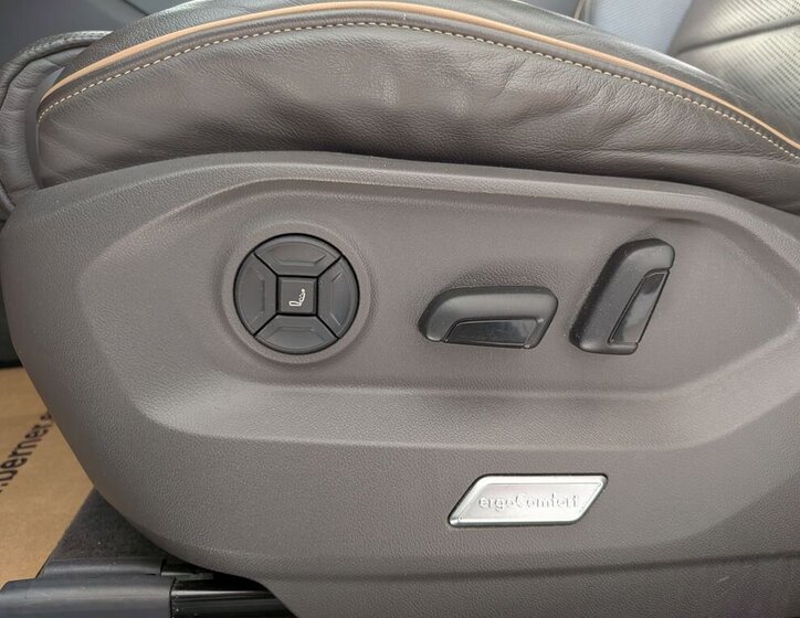 Volkswagen Touareg SUV / Terénní 3,0 l 210 kw