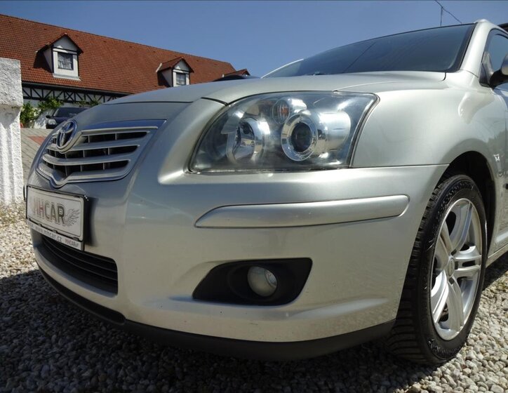 Toyota Avensis Kombi 2,0 l 93 kw