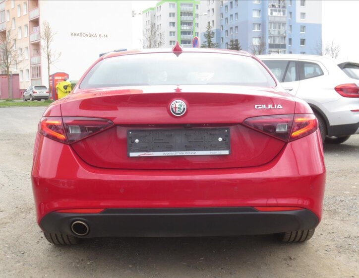 Alfa Romeo Giulia Sedan / Limuzína 2,1 l 110 kw