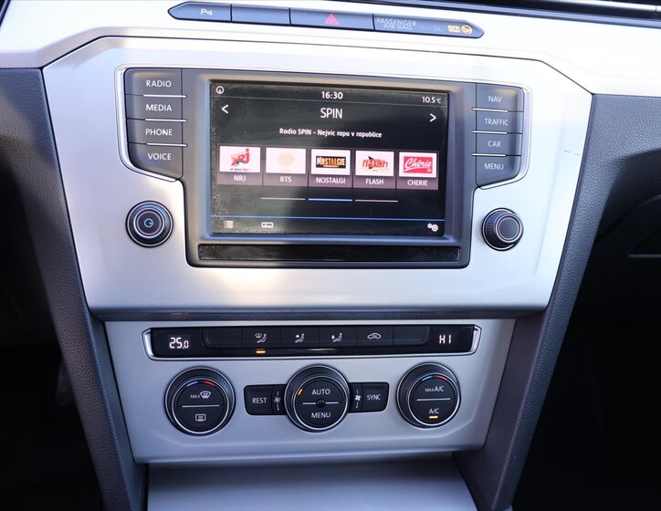 Volkswagen Passat Sedan / Limuzína 1,4 l 110 kw