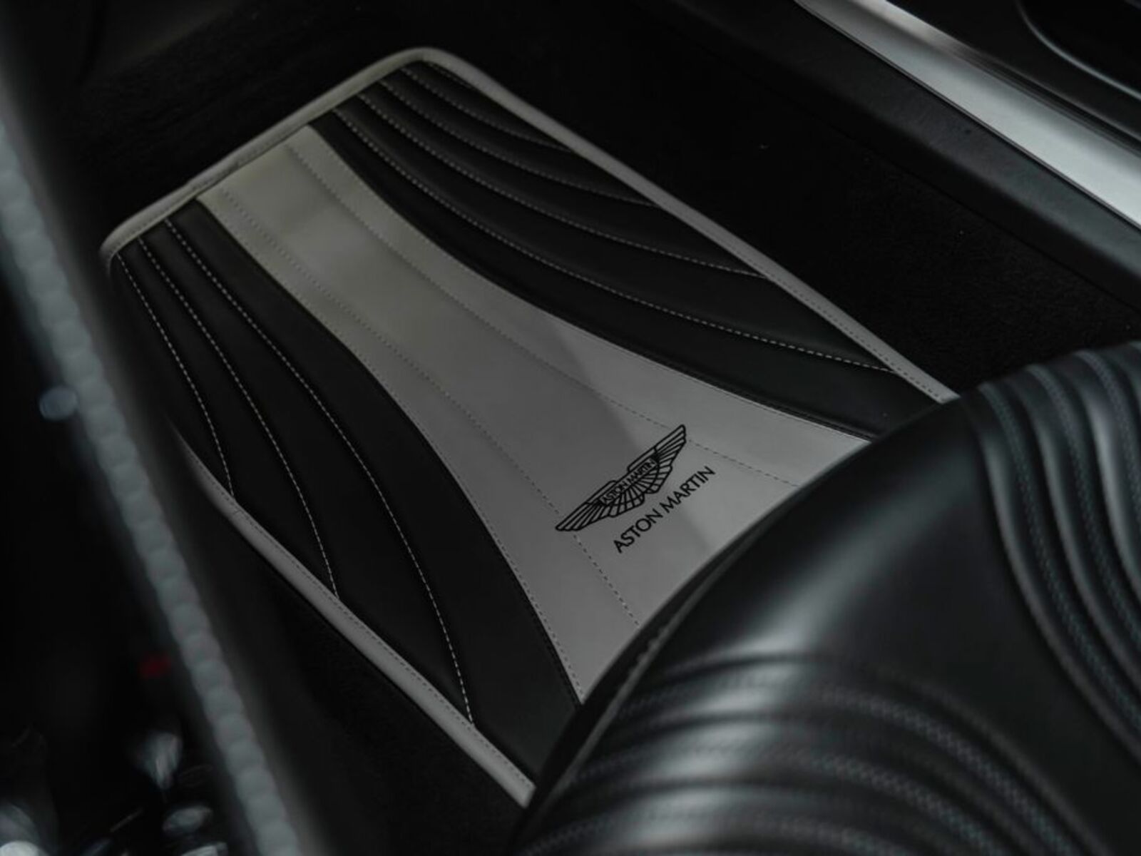 Aston Martin DB11 20