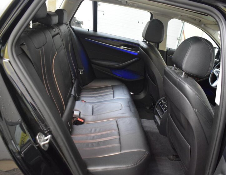 BMW Řada 5 Kombi 3,0 l 195 kw