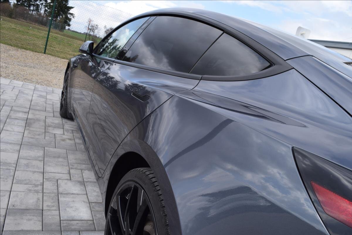 Tesla Model 3 Sedan / Limuzína 0,0 377 kw
