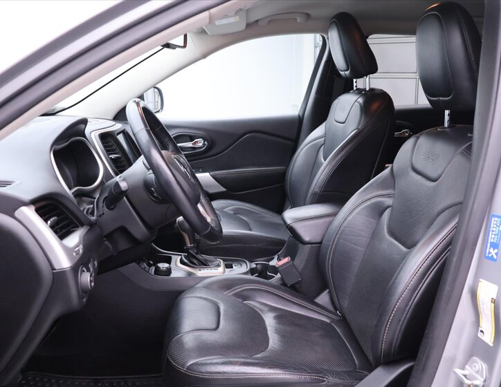 Jeep Cherokee SUV / Terénní 2,2 l 147 kw